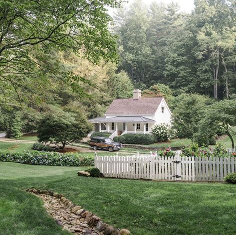 Cottage Exterior, Dream Cottage, Cute House, Picket Fence, Dream House Exterior, Pretty House, Cottage Homes, Dream Home Design, Country Cottage