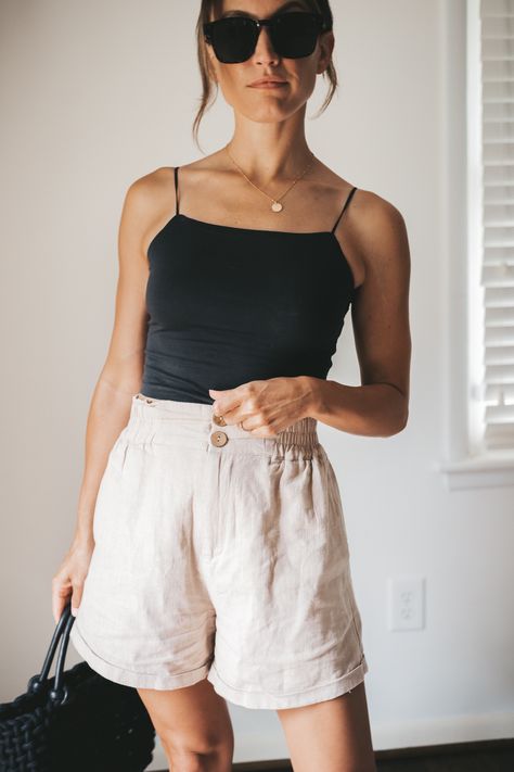 Tan Linen Shorts Outfit, Tan Shorts Outfit, Summer Outfits Hot Weather, Black Linen Shorts Outfit, Linen Shorts Outfit Summer, Linen Top Outfit, Minimalistic Summer Outfits, Summer Capsule Wardrobe 2022, Lazy Summer Outfits