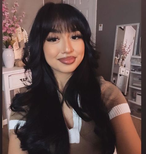 Latina Bangs, Pfp Latina, Jet Black Hair, Hair With Bangs, Cute Makeup Looks, Haircuts Straight Hair, Hair Inspiration Color, Hairstyles For Round Faces, Baddie Hairstyles