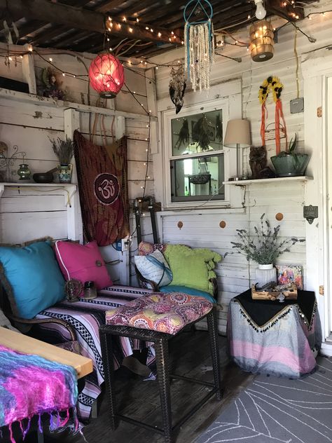 Mini Hangout Room, Sesh Spot Ideas, Sesh Shed Ideas Interior, Cool Hangout Spots, Cute Shed Ideas Inside, Aesthetic Shed Hangout, Hang Out Shed Ideas, Small Shed Hangout Ideas, Shed Hangout Ideas Aesthetic