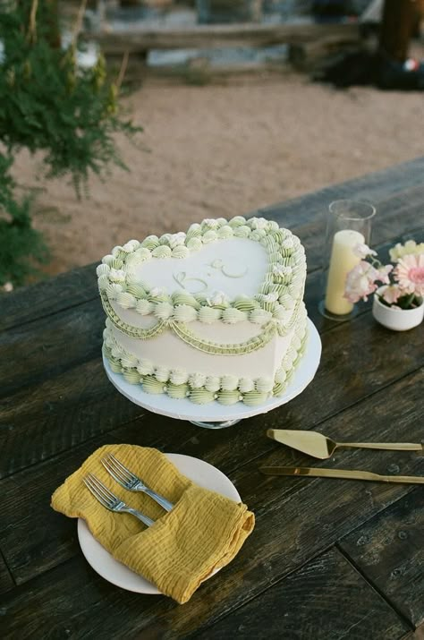 Wedding Cakes One Tier, Retro Wedding Cakes, Heart Shaped Wedding Cakes, Colorful Desert, Heart Wedding Cakes, Green Wedding Cake, Mini Wedding Cakes, Small Wedding Cakes, Green Cake