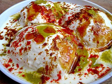 Dahi Bhalla Recipe, Bhalla Recipe, Gujiya Recipe, Indian Food Culture, Dahi Vada Recipe, Dahi Vada, Vada Recipe, Dhokla Recipe, Chaat Recipe