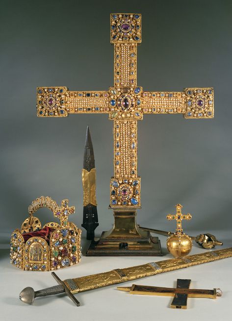 10th-century Holy Roman Empire (HRE) regalia : Large Cross, Crown, Sword, Scepter, Globus Cruciger, Small Cross, and the Holy Lance (The Spear of Destiny) Crucifix Art, Byzantine Gold, Imperial Crown, Holy Roman Empire, Royal Crowns, Historical Jewellery, 11th Century, European History, Ancient Artifacts