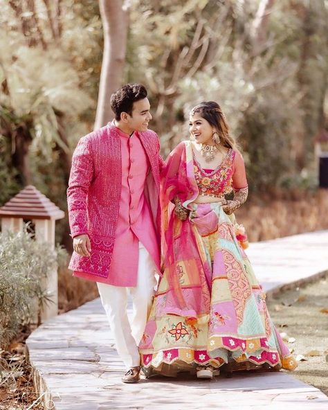 Couple Haldi Outfit Ideas, Haldi Outfits For Bride And Groom, Outfit For Haldi, Haldi Ceremony Outfit For Bride, Haldi Outfits For Bride, Haldi Dresses, Couple Indian, Haldi Wedding, Ceremony Outfit