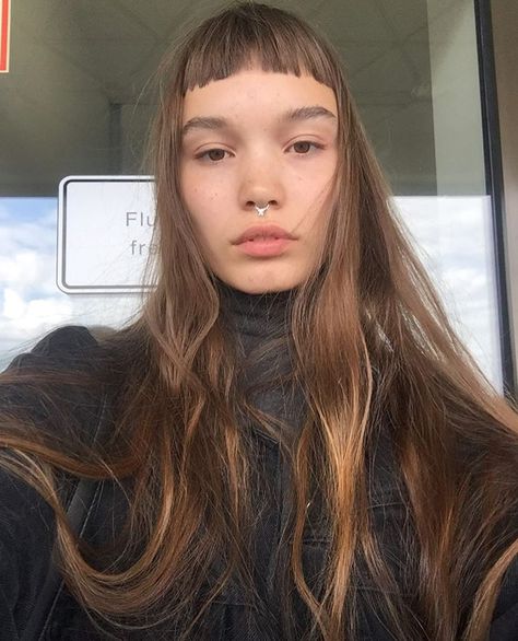 Microbangs Long Hair Round Face, Microbangs Straight Hair, Microbangs Aesthetic, Long Hair With Micro Bangs, Brown Hair Bleached Eyebrows, Normal Bangs, Medium Hair Micro Bangs, Baby Bangs With Long Hair, Micro Fringe Long Hair