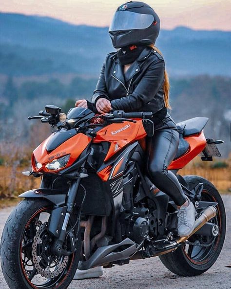 Xe Ducati, Motorcycle Helmet Design, Female Motorcycle Riders, Ktm Motorcycles, Kawasaki Bikes, Z 1000, Motorcross Bike, Bike Photoshoot, Motorbike Girl