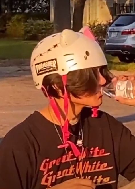 Skateboard Helmet Aesthetic, Hello Kitty Helmet, Skating Helmet, Skating Fits, Snowboarding Helmet, Aesthetic Skateboard, Pink Helmet, Skate Boy, Skate Helmet