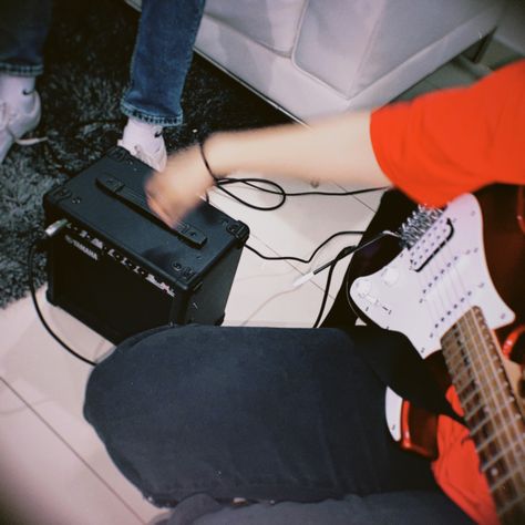 San Jaeger, Guitar Practice Aesthetic, Band Au Aesthetic, Band Practice Aesthetic, Practice Aesthetic, Band Practice, Band Aesthetic, Red Electric Guitar, House Of Balloons