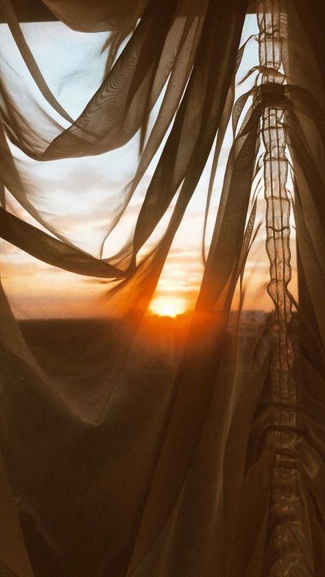 Sunset golden hour through the window. #goldenhour #sunset Golden Hour Photography, Gold Aesthetic, Orange Aesthetic, Beige Aesthetic, Bid Day, Brown Aesthetic, Morning Light, Aesthetic Vintage, Light And Shadow