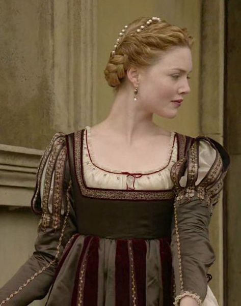 Home is now behind... the world is ahead. Borgias Costumes, Holliday Grainger, Lucrezia Borgia, The Borgias, Period Clothing, Medieval Costume, Medieval Clothing, Medieval Dress, Period Costumes