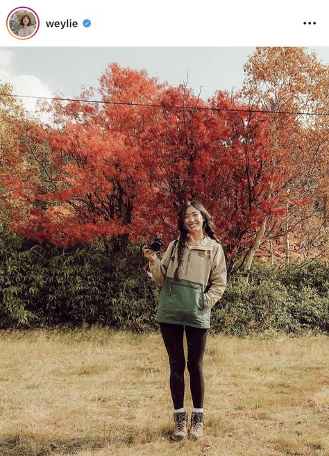 via @weylie's instagram :-) Fall Outfits Hiking, Ll Bean Outfit, Hiking Boot Outfit, Anorak Jacket Outfit, Ll Bean Jacket Women, Granola Girl Outfits, Outdoorsy Girl, Ll Bean Jacket, Hiking Outfit Fall