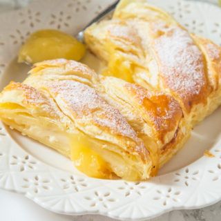 This Lemon Cream Cheese braid is ready in under 30 minutes! Flaky pastry filled with lemon curd and cream cheese to create a sweet, yet tart dessert everyone will love! Cream Cheese Braid, Puff Pastry Braid, Pastry Braid, Cream Cheese Puffs, Turtle Cheesecake Recipes, Cream Cheese Puff Pastry, Pizza Vegana, Baking Breads, Cheese Puff