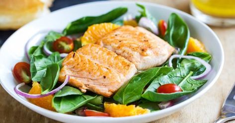 Appetizer Bread, Salad Salmon, Bread Calories, Croq Kilo, Spinach Tomato, Bread Appetizers, Tomato Vegetable, Salmon Salad, 1200 Calories