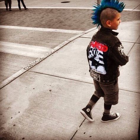 Parenting One Day: Punk rock kid wearing converse and a Mohawk Punk Rock Baby, Punk Baby, Punk Boy, Punk Culture, Punk Pins, Arte Punk, Punk Aesthetic, Punk Rocker, Rock Punk