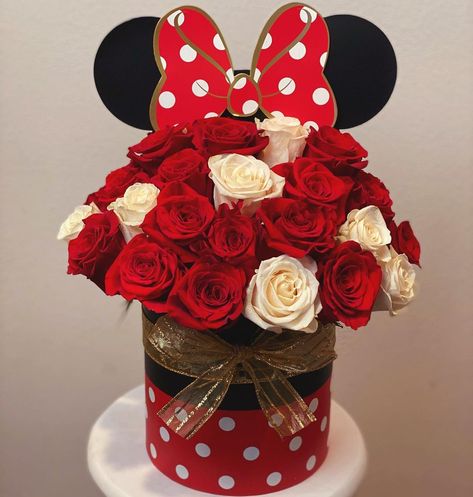 Minnie Mouse Basket Ideas, Minnie Mouse Flower Bouquet, Mickey Mouse Flower Bouquet, Mickey Mouse Flower Arrangement, Mickey Mouse Bouquet, Red And Black Bouquets, Disney Bouquet, Red Bouquet Flowers, Minnie Valentines