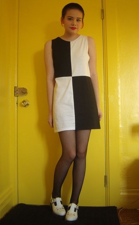 diy mod dress made out of tshirts Diy T Shirt Dress, Mod Dress 60s, Mod Look, Block Dress, Fishnet Stockings, Dress Out, Mod Fashion, Mod Dress, 1960s Fashion