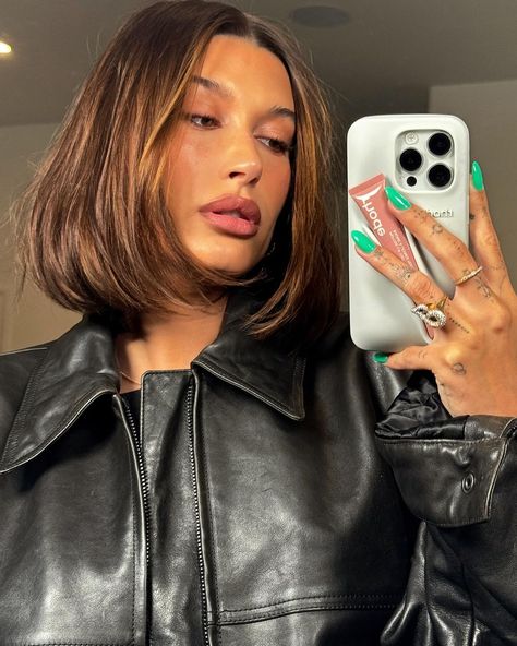 Hailey Bieber - IG Post April 14, 2024 Hailey Beiber Green Nails, Green Nails Acrylic Christmas, Hailey Bieber Dark Hair, Hailey Bieber 2024, Hailey Bieber Short Hair, Hailey Bieber Bob, Nails Quinceanera, Nails Xiaohongshu, Nails Junk