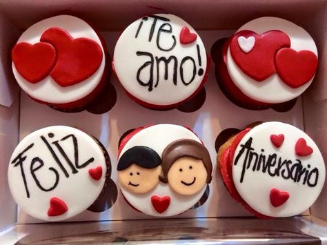 Cupcake amor y amistad Cupcakes San Valentin, Cupcakes Amor, Anniversary Cupcakes, Cupcake Fondant, Ideas Cupcakes, Cupcakes Decorados, Cake Games, Valentines Cupcakes, Spice Cupcakes