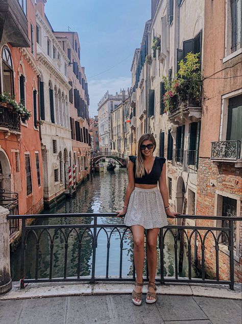 Venezia Picture Ideas, Venice Pose Ideas, Study Abroad Italy Outfits, Venice Italy Picture Ideas, Venecia Photo Ideas, Venezia Photo Ideas, Venice Italy Photo Ideas, Venice Poses, Venice Picture Ideas