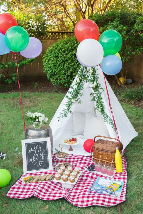 Our Backyard Picnic: Making the Most of Everyday Moments Picnic Birthday Party, Fest Temaer, Kids Picnic, Picnic Theme, Backyard Picnic, Picnic Inspiration, Picnic Decorations, Summer Party Decorations, Picnic Birthday