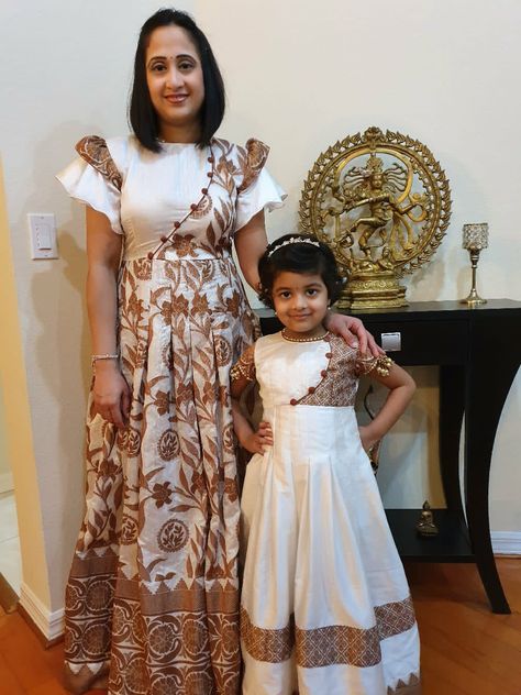 Pattu Long Frocks For Kids, Pattu Paavadai Top Design For Kids, Mom And Daughter Long Frocks, Narayanpet Long Frocks Mom And Daughter, Ladies Frock Design, Pen Kalamkari Lehangas Kids, Kids Party Wear Dresses, Simple Frock Design, Kids Dress Collection