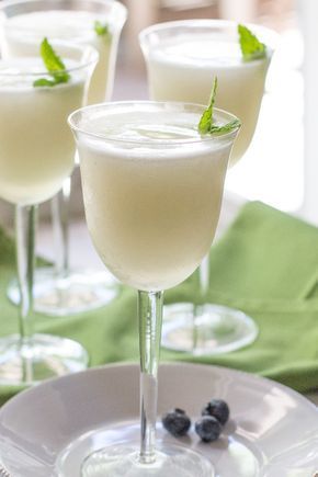 I 5 migliori #cocktail a base di #Prosecco #estate #idee #summer #drink Italian Cocktail Recipes, Cocktail Prosecco, Italian Drinks, Lemon Cocktail, Italian Cocktails, Prosecco Cocktails, Italian Dessert, Lemon Sorbet, Refreshing Desserts