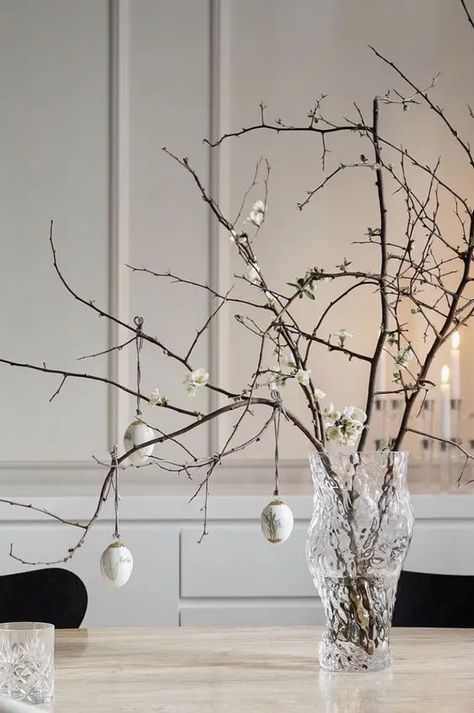 a refined centerpiece of blooming branches and neutral decorated eggs is a cool idea for a modern or Scandinavian space Nowruz Table, Modern Easter Decor, Easter Inspiration Decor, Easter Decoration Ideas, Easter Buffet, Blooming Branches, Modern Easter, Tree Decor Ideas, Decorated Eggs