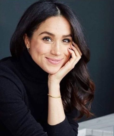 TheAmericanDuchess on Instagram: “I love this photo! #meghanmarkle #duchessofsussex #sussex #royalfamily #blackexcellence #dukeandduchessofsussex #princeharry #princessdiana…” Princess Meghan, Meghan Markle Style, Oufits Casual, Principe Harry, American Princess, Short Grey Hair, Rubik's Cube, Vintage Portraits, British Royalty