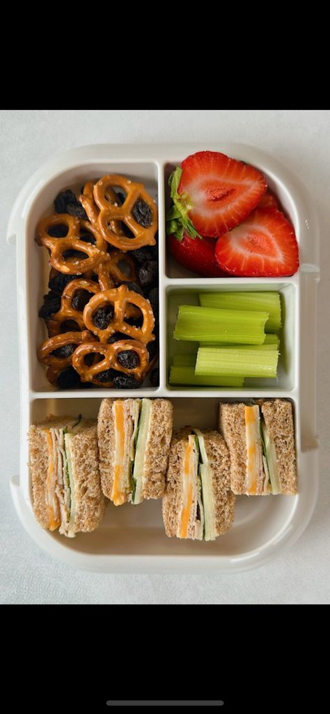 Volleyball Tournament Lunch Ideas, Lunch Kit Ideas, Teacher Fridge Snacks, School Snack Ideas For Teens, Snacks For Lunch Boxes, Breakfast Snacks On The Go, Fitness Food Healthy Lunch Ideas, Snackle Box Ideas For Adults Lunch, School Lunch Meal Prep For Teens