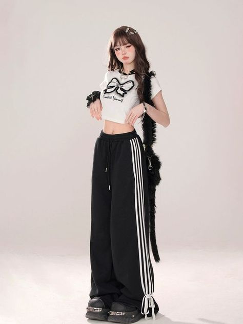 The quality is very good and comfortable to wear K Pop Street Style, American Outfits Women, Korean Kpop Outfits, Kpop Outfits Casual, Kpop Style Outfits, Korean Pants Outfit, Kpop Street Style, Kpop Fashion Women, Korean Street Fashion Women