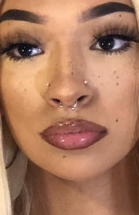 Cute Nose Piercings, Maquillage On Fleek, Medusa Piercing, Cool Ear Piercings, Pretty Ear Piercings, Face Piercings, Cool Piercings, Swag Makeup, Cute Piercings