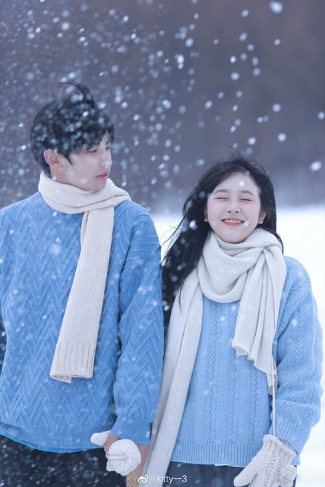 Winter Prenup Photoshoot, Snow Couple Photoshoot, Couple Romantic Photoshoot, Korean Couple Photoshoot, Couple Romantic, Couples Modeling, African Dresses Men, Couple Poses Reference, Romantic Photoshoot