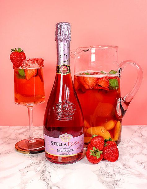 Stella Rosa Wine Recipes, Rose Wine Sangria, Stella Rosa Wine, Summer Drinks Alcohol Recipes, Red Sangria Recipes, Strawberry Sangria, Wine Cocktail Recipes, Peach Wine, Frozen Peaches