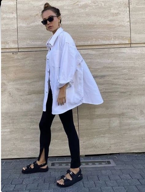 Light Academia Lifestyle, Travel Clothesline, Ideas De Outfits, Oversized White Shirt, Mum Fashion, Outfit Trends, Casual Chic Outfit, Light Academia, Low Budget