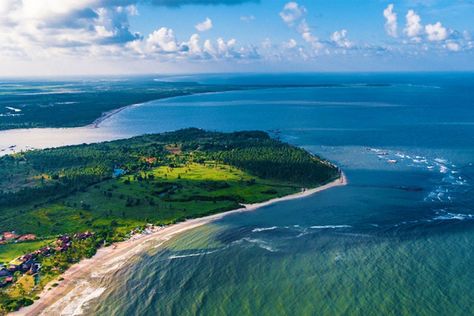 The enchanting Pasikuda Beach is one of the best places to visit in the paradise island of Sri Lanka. The incredible beauty of this glorious beach can take your very breath away. These white sandy shores that fringe lapis lazuli splendour of great Indian Ocean provide ample opportunities to rest and relax.  There are plenty […]The post Pasikuda Beach appeared first on Green Holiday Travels. Holiday Centers, The Paradise, Paradise Island, Destin Beach, Best Places To Visit, Beach Resort, Holiday Destinations, Tourist Destinations, Indian Ocean