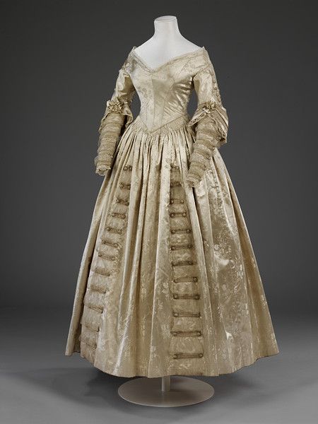 Wedding dress, figured silk satin trimmed with net and lace, 1841, English. Period Wedding, Gaun Abad Pertengahan, Silk Satin Dress, 19th Century Fashion, Victorian Wedding, Wedding Clothes, Wedding Gowns Vintage, Antique Dress, Sophisticated Dress