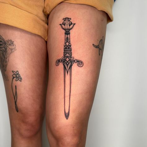 Custom dagger 🌠 love the way this one came together Dagger Thigh Tattoo, Knife Tattoo, Tattoo Leg, Thigh Tattoo, Tattoos And Piercings, I Tattoo, Piercings, The Way, Pen