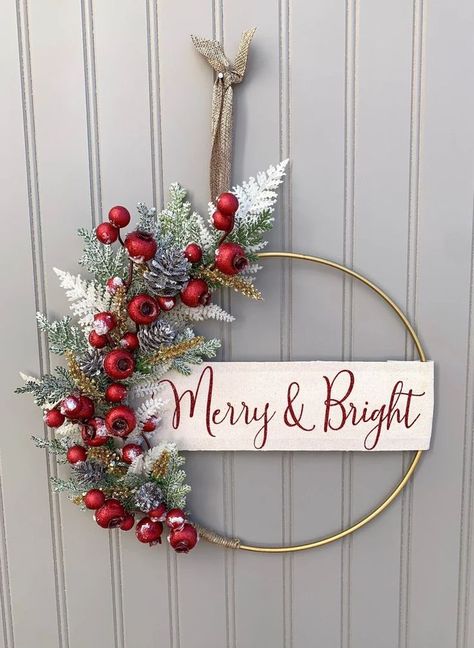 Gold Hoop Christmas Decor, Christmas Wire Wreaths Diy, Gold Ring Eucalyptus Wreath, Gold Wire Christmas Wreath, Minimalist Wreath Diy, Christmas Half Wreaths, Wire Christmas Wreaths, Christmas Hoop Wreaths, Metal Ring Christmas Wreath