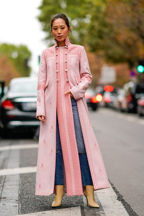 Image Ropa Upcycling, Ethno Style, Abaya Design, Mode Kimono, Coat Street Style, Statement Coat, Abaya Designs, Pink Coat, Looks Street Style