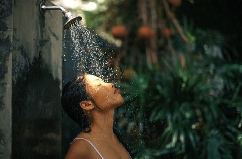 Derms say cold showers have a host of health benefits…if you can stand them Cold Water Bath, Cold Water Shower, Cold Showers, Aesthetic Bath, Health Images, Western Medicine, Cold Shower, Natural Exfoliant, Soft Water