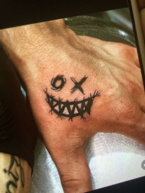 1 Inch Hand Tattoos, Easy Male Tattoos, Tato Hand, Unique Hand Tattoos, Blood Tattoo, Grunge Tattoo, Health Tattoo, Compass Tattoo Design, Hand And Finger Tattoos