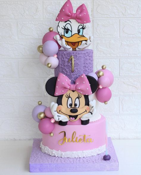 Minnie Daisy Cake, Minnie Mouse And Daisy Duck Cake, Daisy Duck Birthday Party Ideas, Daisy Themed Cake, Minnie And Daisy Birthday Party, Pastel Minnie Mouse, Daisy Duck Cake, Minnie Mouse Cake Design, Daisy Duck Party