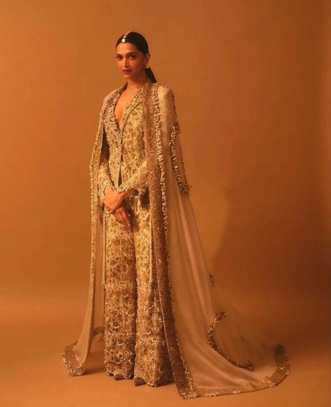 Deepika Padukone Outfits, Nita Mukesh Ambani Cultural Centre, 2000s Bollywood, Nizam Of Hyderabad, Diya Mirza, Bollywood Aesthetics, Joanna Newsom, Mukesh Ambani, Bollywood Glamour