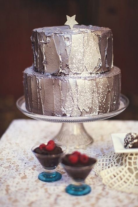 Stardust themed wedding cake with sparkly frosting Metallic Cake Birthday, Silver Frosting, Metallic Wedding Colors, Magical Inspiration, Magical Cake, Silver Winter Wedding, Silver Food, Silver Sprinkles, Metallic Cake