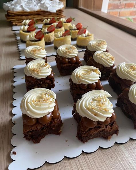 DOMINGO LLUVIOSO, y les dejo esta propuesta que se fue este Finde para el cumple de Pau. Rogel gde como torta ppal, más mini cheescake cocido de frutos rojos y cuadrados brownie con ddl y crema chantilly. 😋😋❤️❤️ 👉🏻⚠️Si tenés que festejar tu cumple, o cualquier evento no dudes en consultarme por diferentes opciones,😋 siempre me gusta personalizar cada pedido según lo que cada cliente le gusta. Los pedidos se realizan con anticipacion mínimo 1 semana. Muchas gracias a todos por seguir confi... No Dudes, Baby Shower