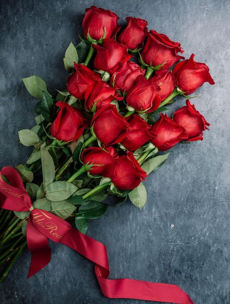 Beautiful Love Flowers For Her, Rosa Aesthetic Flor, Things That Are Red, Flower Pictures Roses, Bouquet Of Flowers For Wedding, Red Roses Photography, Flower On The Table, One Flower Bouquet, Roses On Table