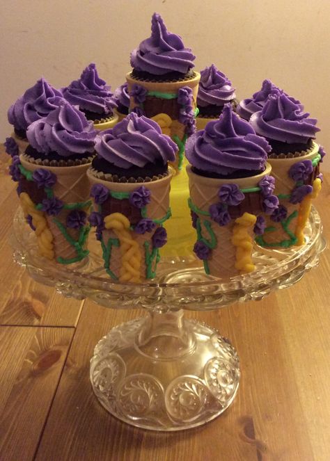 Tangled Party Table Decor, Tangled Birthday Cupcakes, Rapunzel Cupcakes Ideas, Tangled Themed Desserts, Rapunzel Dessert Table, Rapunzel Desserts, Tangled Desserts, Tangled Cupcakes, Rapunzel Cupcakes