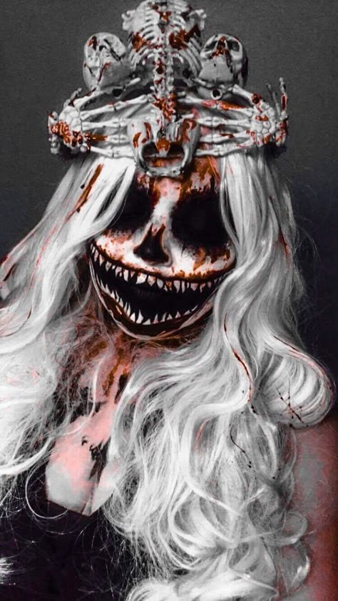 Queen of Dead. Skeleton Queen. 💀 Scarry Make Up Halloween, Scary Face Paint Horror Makeup, Halloween Makeup Clown Scary, Creepy Jester Makeup, Horror Makeup Looks, Scary Woman, Skeleton Queen, Scary Face Paint, Zombie Queen