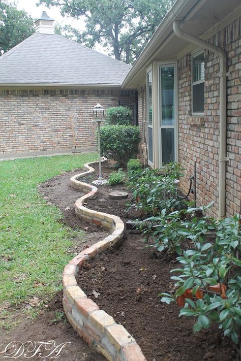 Easy Garden Ideas Landscaping, Brick Wall Gardens, Brick Garden Edging, Backyard Shade, Front Garden Landscape, Brick Garden, House Landscaping, Walled Garden, Front House