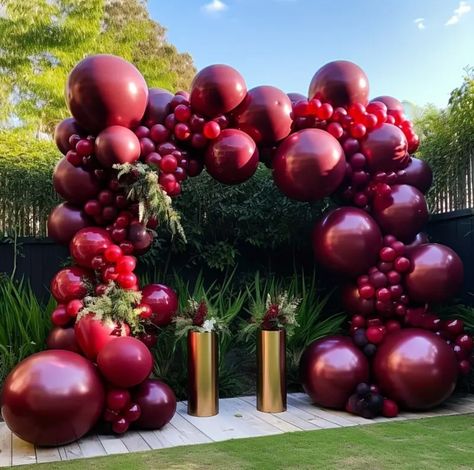 Maroon Balloon Garland, Red Balloon Arch, Burgundy Balloons, Red Party Themes, Diy Ballon, Engagement Balloons, Red Birthday Party, Christmas Wedding Party, Baby Shower Christmas